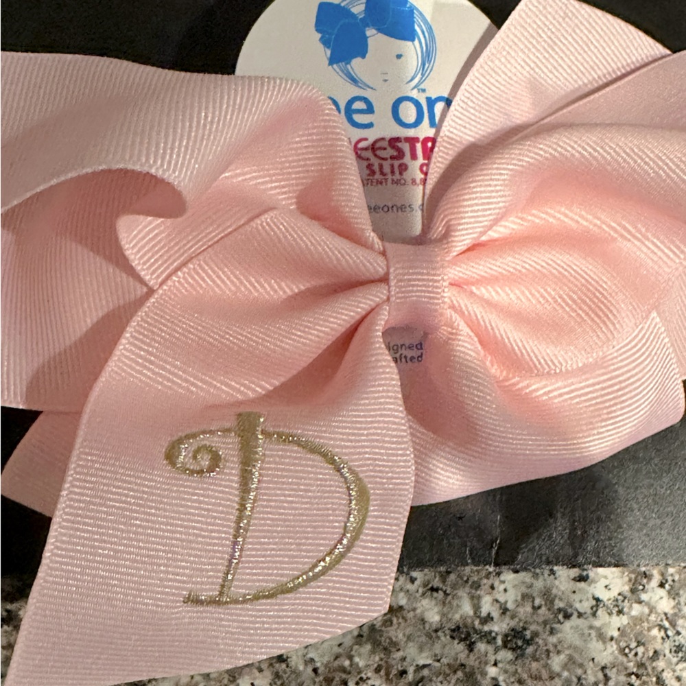 NWT Wee Ones hair bow letter “D”
